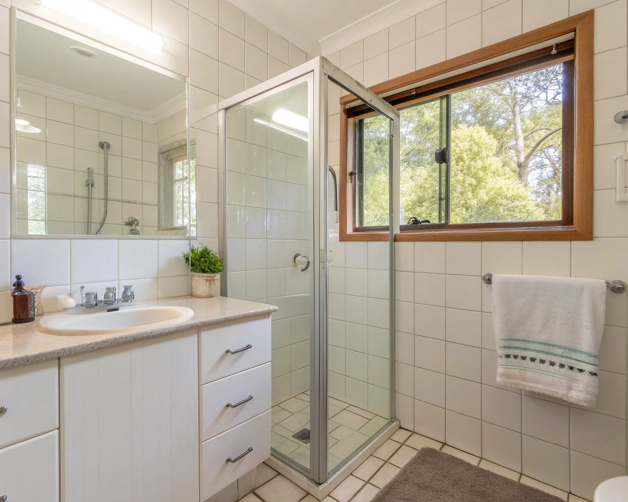 Bond cleaning Gateshead unit bathroom cleaned for final inspection